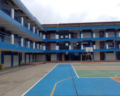 Coordinate ceremony for the start of the 2022 school year at IE Micaela Bastidas Puyucahua in Huancavelica