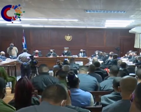 Cuban prosecutors and judges, willing to "change the toga for the rifle to defend revolutionary justice"