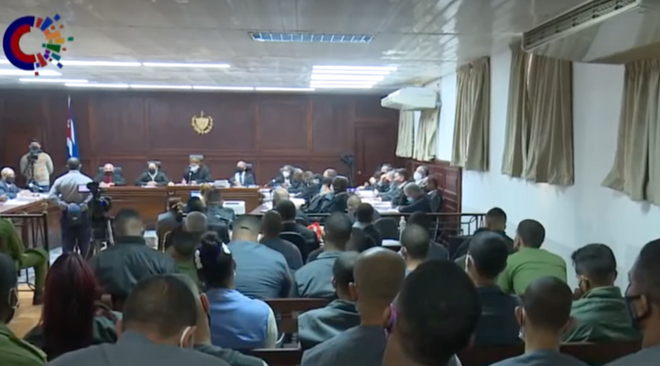 Cuban prosecutors and judges, willing to "change the toga for the rifle to defend revolutionary justice"