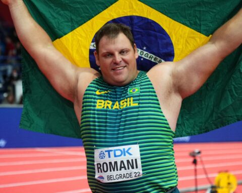 Darlan Romani wins indoor shot put world title