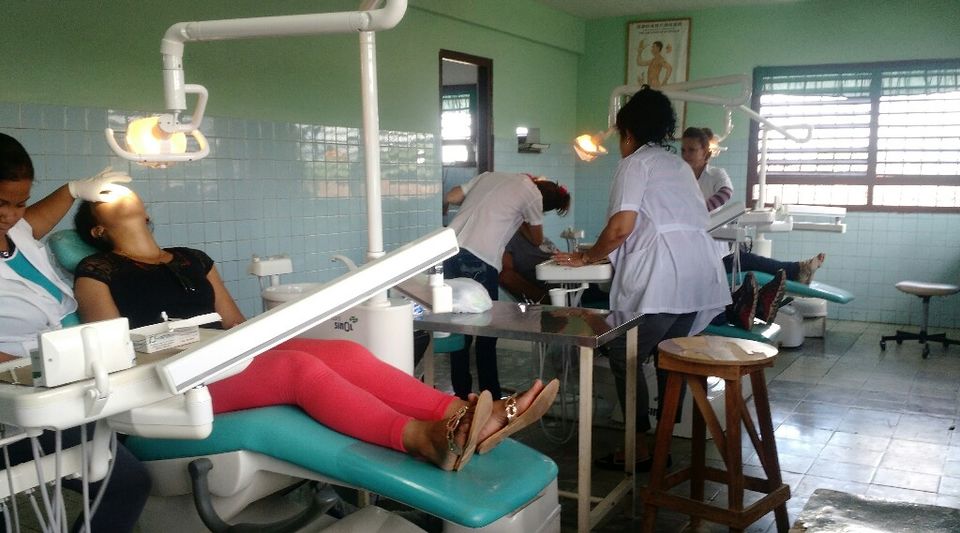 Dental prostheses, a business for the informal sector in Cuba and relief for a few patients