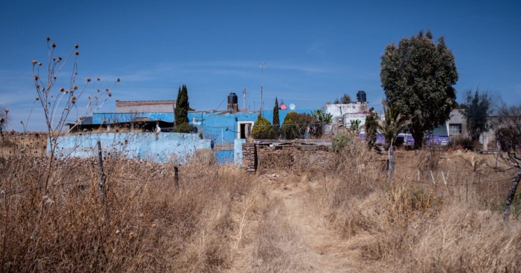 Displaced people return to the town of Zacatecas to recover their belongings