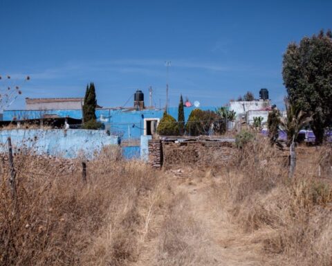 Displaced people return to the town of Zacatecas to recover their belongings