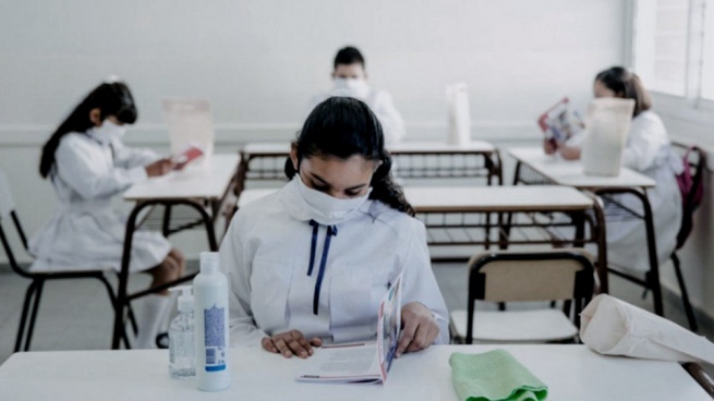 Doctors claim that "it's not time" to remove the mandatory chinstrap in classrooms