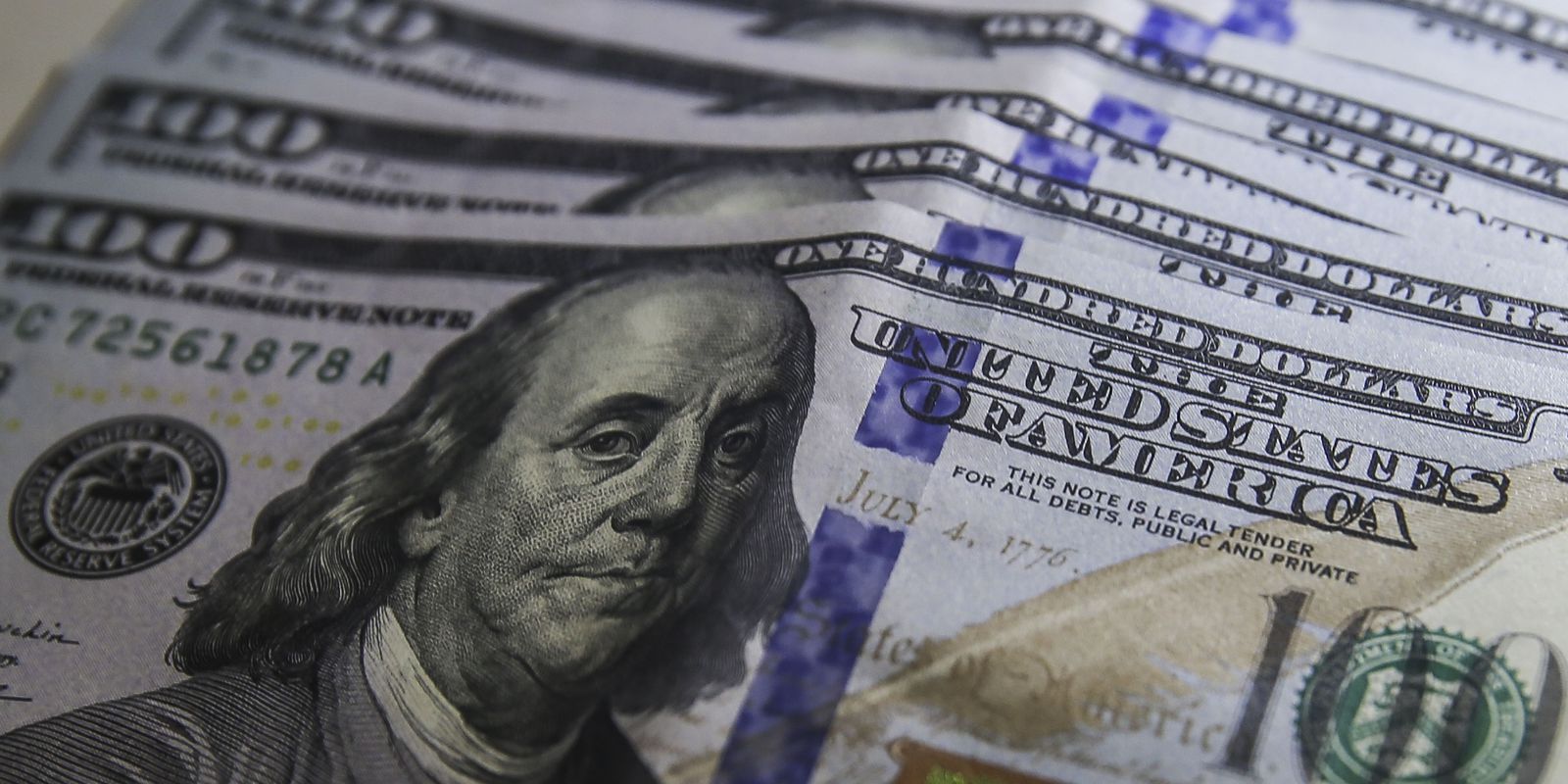Dollar closes stable with a rise of 0.09%