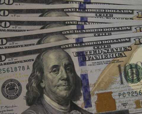 Dollar drops to BRL 4.75 with negotiations between Russia and Ukraine
