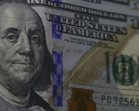 Dollar drops to R$4.84 and closes at the lowest value since March 2020