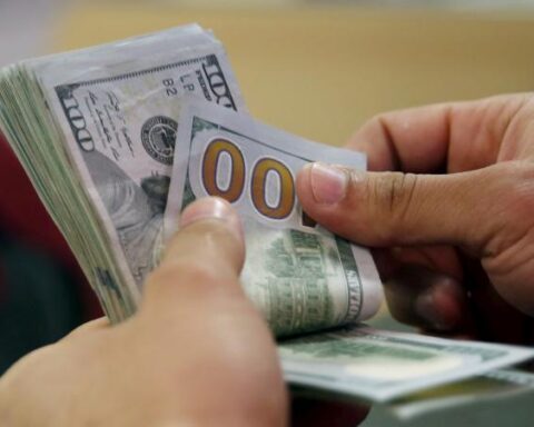 Dollar reaches its lowest price in nine months