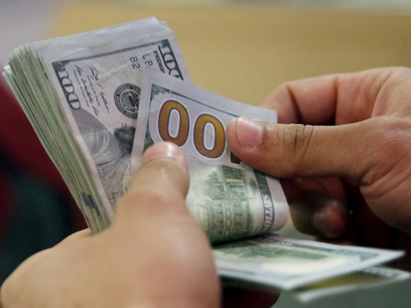 Dollar reaches its lowest price in nine months