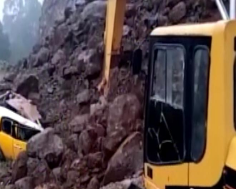 Driver was trapped in his car after falling rocks in Cajamarca: "It was very hard for me" (VIDEO)