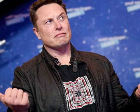 Elon Musk: "They should ask themselves if it is the mobile that owns them"