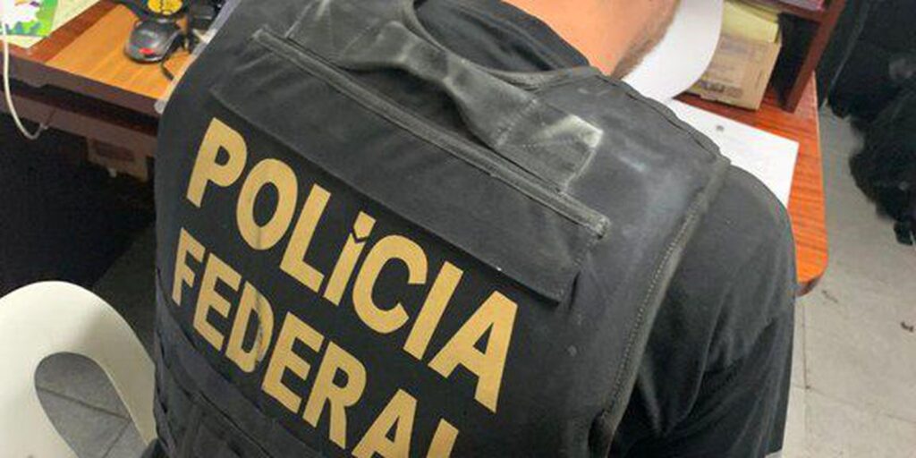 Federal Police fight drug trafficking suspects in Rio