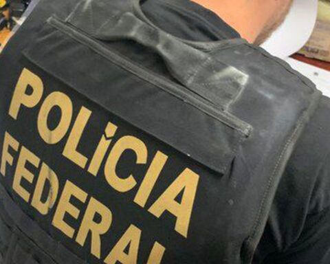 Federal Police fight drug trafficking suspects in Rio