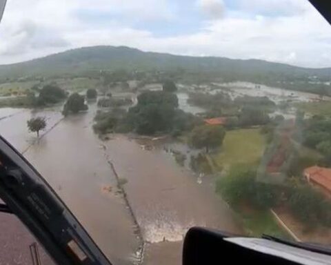 Firefighters rescue 11 people affected by rains in Ceará city