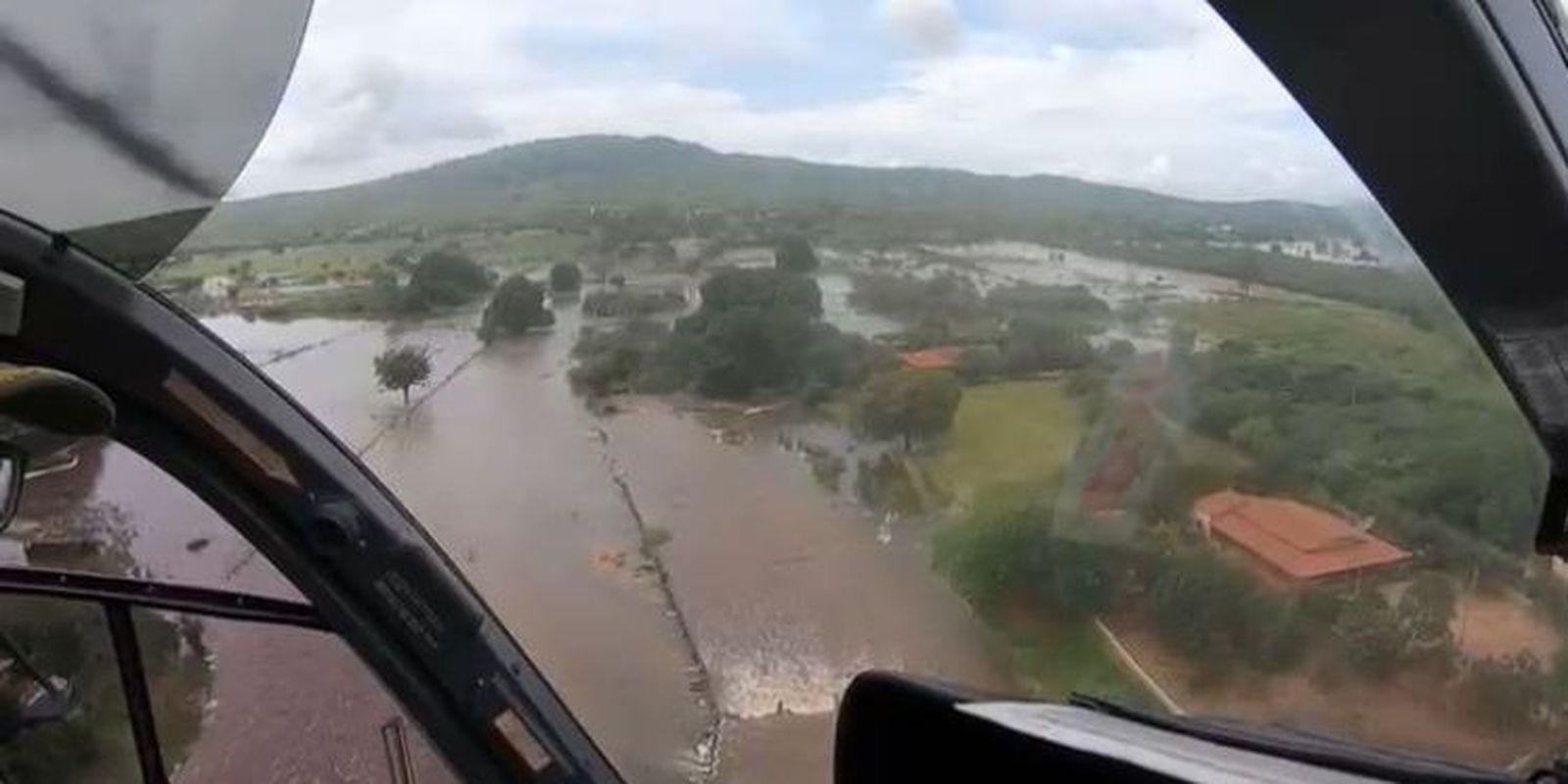 Firefighters rescue 11 people affected by rains in Ceará city