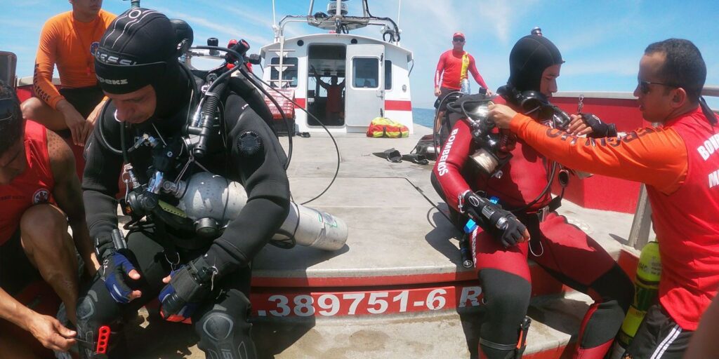 Firefighters search for victims of shipwreck in Rio