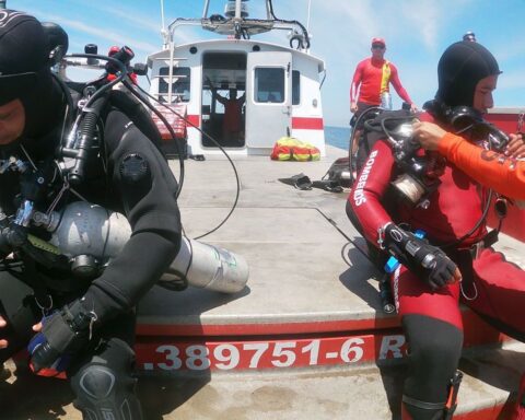 Firefighters search for victims of shipwreck in Rio