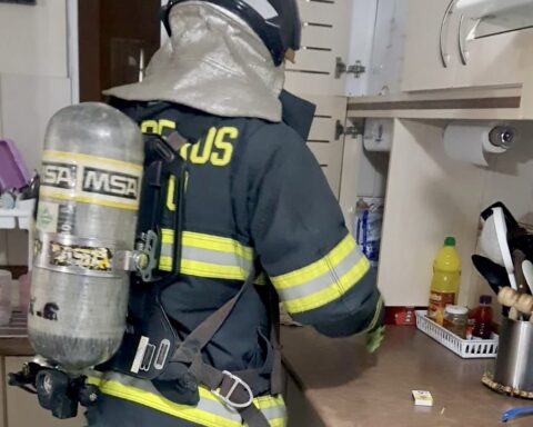 Los bomberos controlaron la emergencia ocurrida en el norte de Quito.