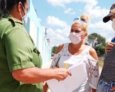 Four years of forced labor for a young woman attacked on 11J by a police officer in Camagüey