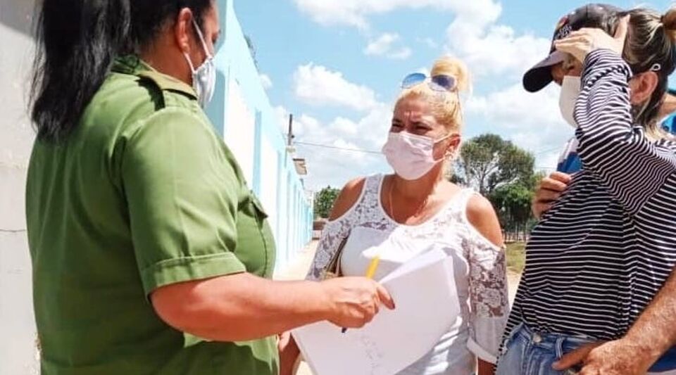 Four years of forced labor for a young woman attacked on 11J by a police officer in Camagüey