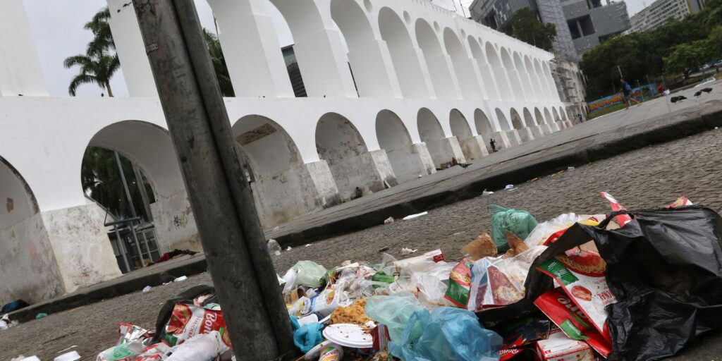 Garis from Rio de Janeiro go on strike for salary replacement