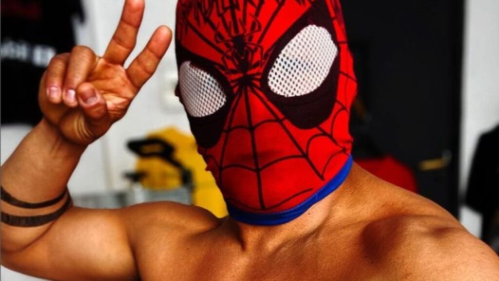 He showed screenshots: Sensual Spiderman responded to a young man who accused him of sending a "hot" photo