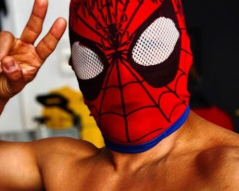 He showed screenshots: Sensual Spiderman responded to a young man who accused him of sending a "hot" photo