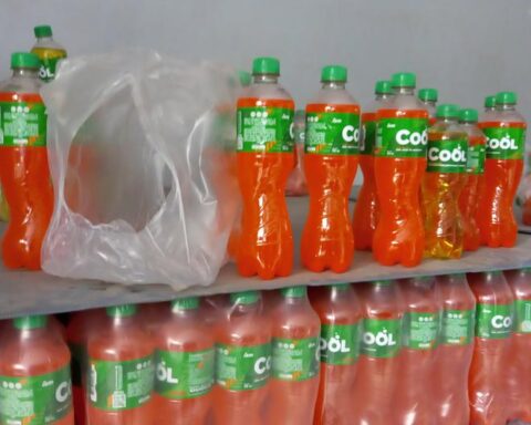 Huancayo PNP seizes 180,000 soft drinks whose dates were erased and adulterated with acetone and stamps