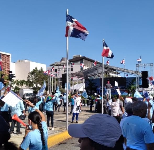 Cientos marchan en Caravana Celeste por la Vida, la Familia y la Nación