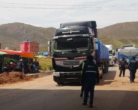 In Desaguadero, service hours for carriers are extended after eight days of blockade