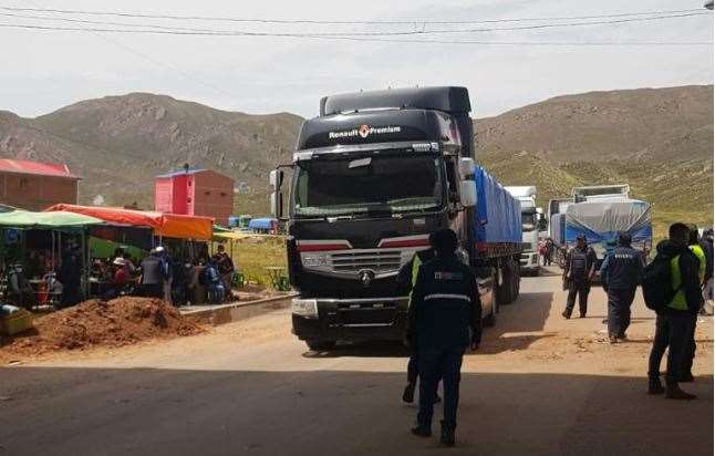 In Desaguadero, service hours for carriers are extended after eight days of blockade