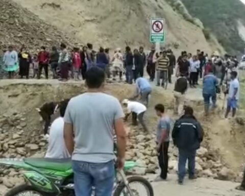 In Saipina, platform of the Cochabamba-Santa Cruz highway collapses