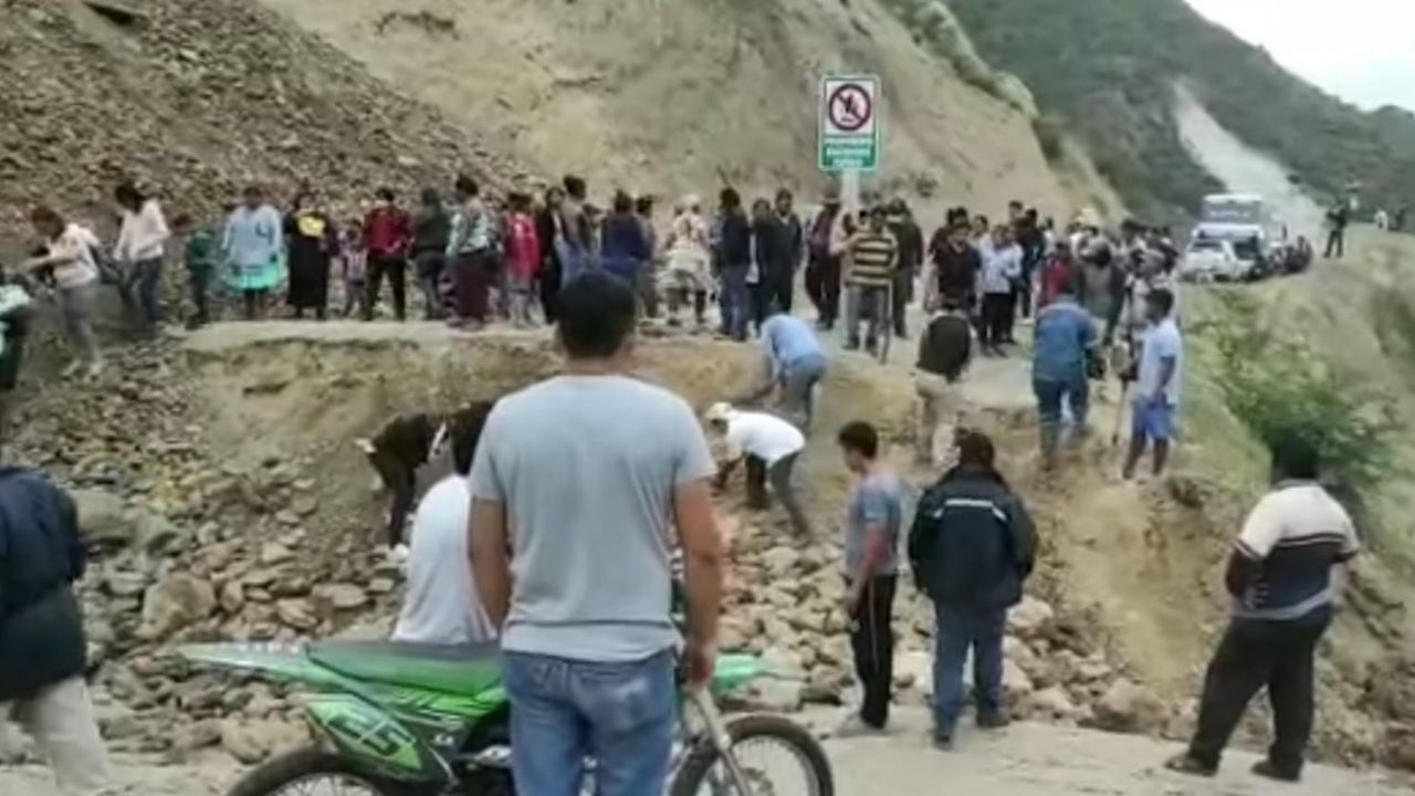 In Saipina, platform of the Cochabamba-Santa Cruz highway collapses