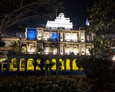 In a dark Havana, the Embassy of Spain lights up with the colors of Ukraine
