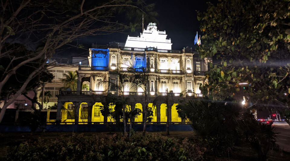 In a dark Havana, the Embassy of Spain lights up with the colors of Ukraine