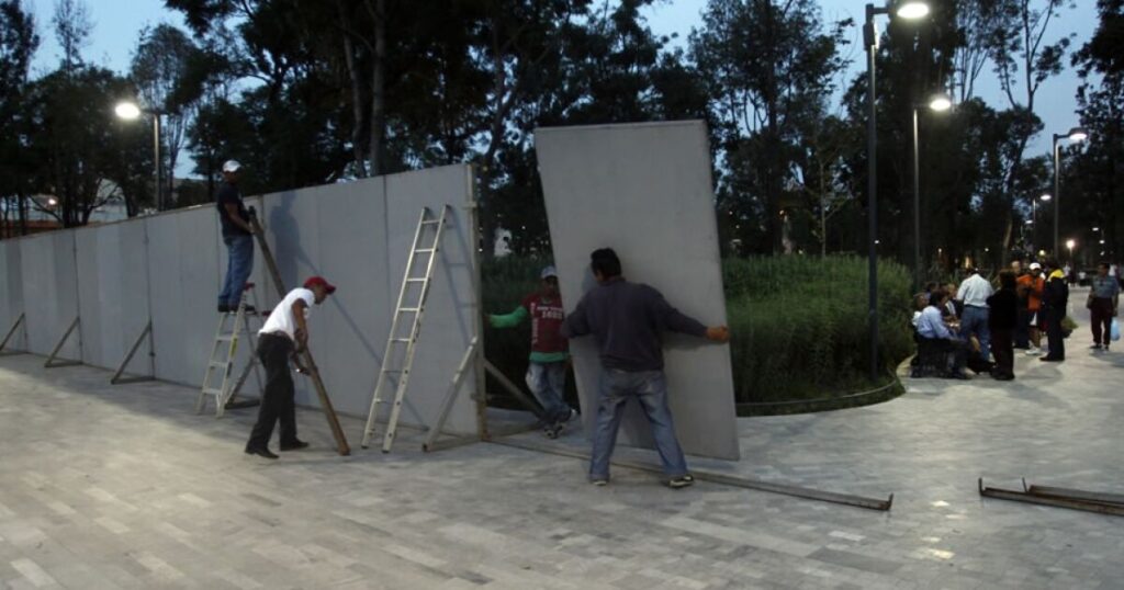 In the face of 8M marches, they shield buildings with fences like "preventive measure"