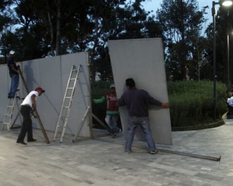 In the face of 8M marches, they shield buildings with fences like "preventive measure"