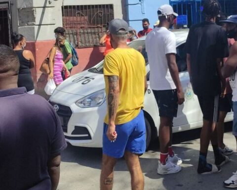 Knife in hand, a man chases a thief through the streets of Havana