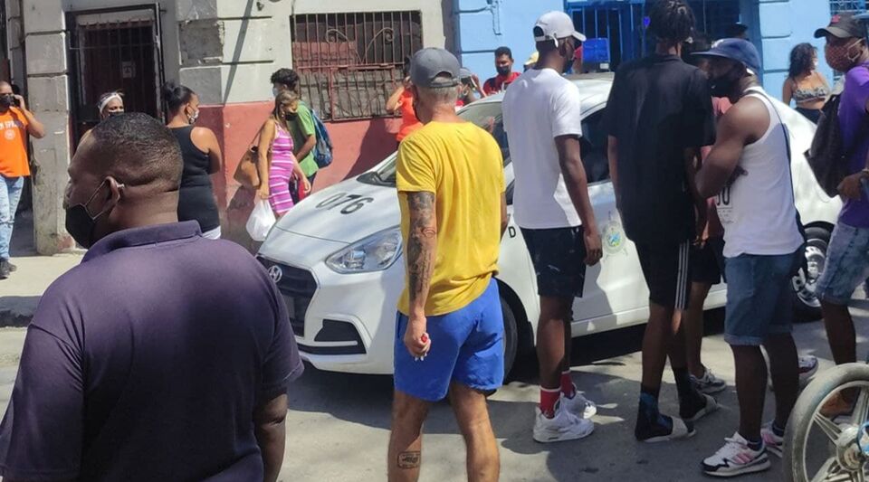 Knife in hand, a man chases a thief through the streets of Havana