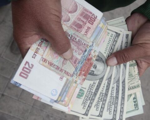 Know if it is convenient for you to invest in soles or dollars at this time