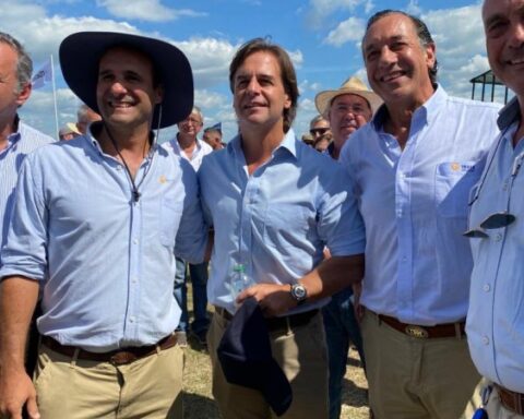 Lacalle Pou had said that his national chain was going to be before the "Yes" one.  Now he says it's a lie