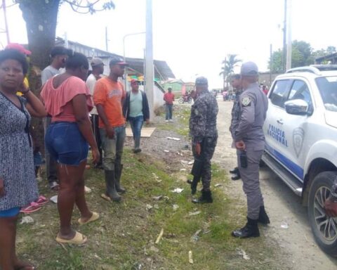 Invasores de tierra reciben a pedradas y botellazos a la Policía