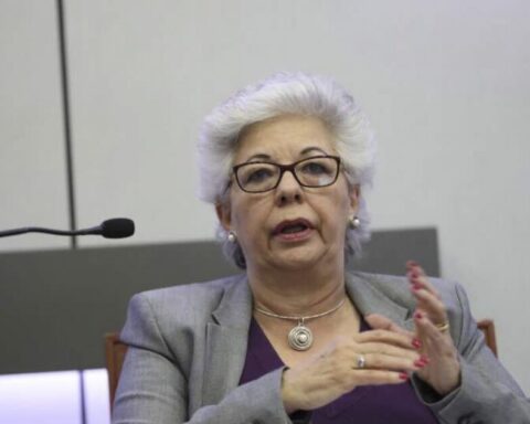 María Marván questions the decree that allows officials to avoid the ban