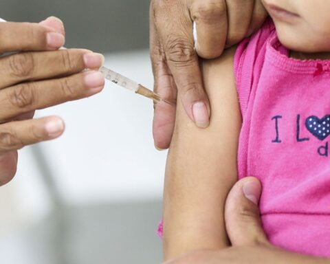 Measles and influenza vaccination of children begins on April 4