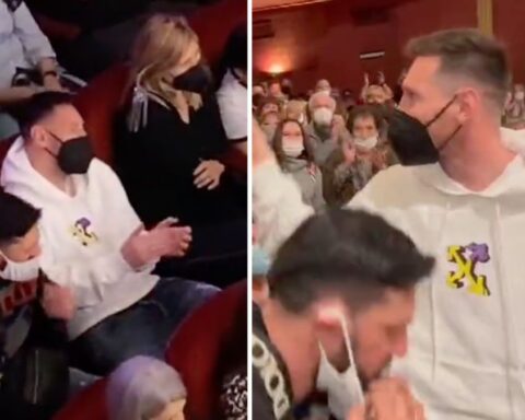 Messi goes to the theater in Argentina and everyone reacts like this: the public is spectacular