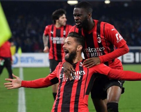 Milan beat Napoli to become leader of Serie A in Italy