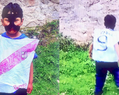 Moving: boy makes his shirt with a plastic bag to encourage the Peruvian National Team (PHOTOS)