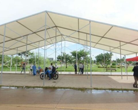 Municipal secretary shows the awnings bought by the Mayor's Office and denies overpricing