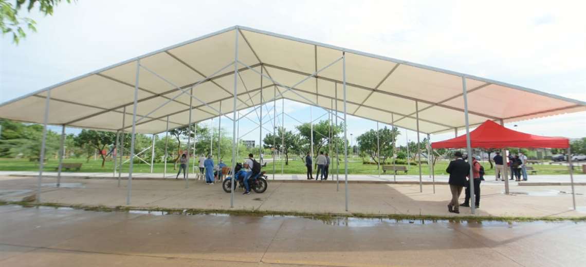 Municipal secretary shows the awnings bought by the Mayor's Office and denies overpricing