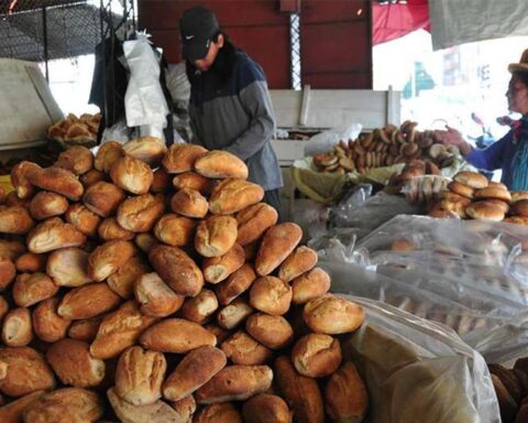 Official media ensures that bakeries will maintain the price of bread